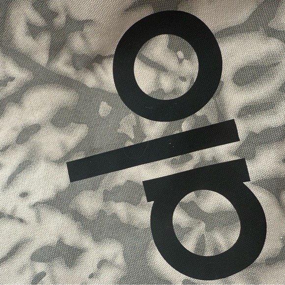 ALO Yoga Tote - Picture 4 of 6